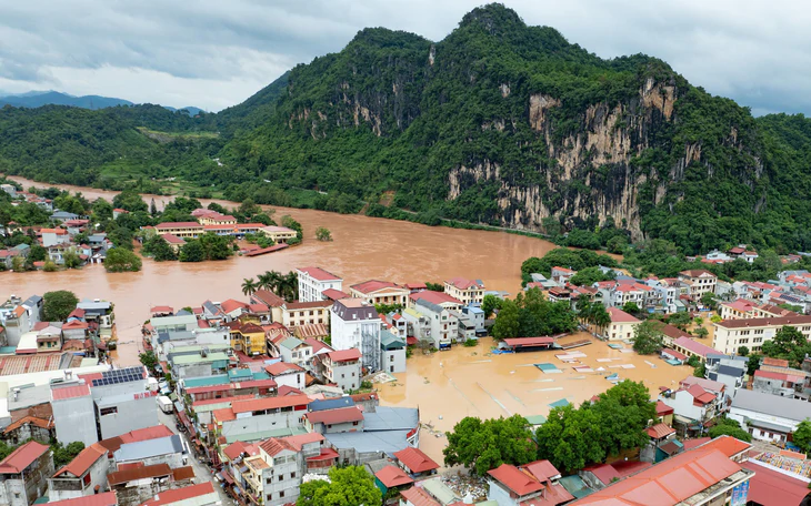 Lạng Sơn rà soát điểm học sinh phải đi học bằng bè mảng, ưu tiên làm cầu, ngầm tràn qua sông - Ảnh 3.