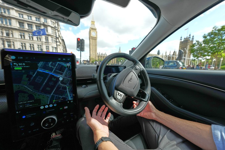 Robotaxi bắt đầu chở khách ở London, hàng loạt thành phố mở đường cho xe không người lái - Ảnh 2.