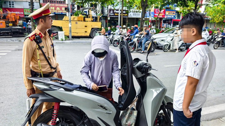CSGT Hà Nội bắt đầu cao điểm xử lý vi phạm giao thông liên quan học sinh trước thềm khai giảng - Ảnh 3.