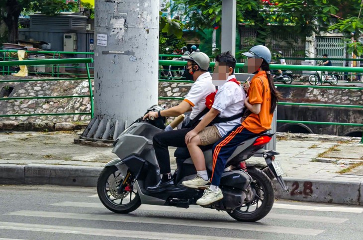 CSGT Hà Nội bắt đầu cao điểm xử lý vi phạm giao thông liên quan học sinh trước thềm khai giảng - Ảnh 2.