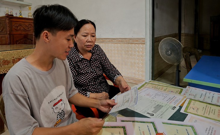 Mỗi bước chân đều mất thăng bằng, không cha và vắng mẹ nhưng 3 lần là học sinh giỏi tỉnh Quảng Trị, đậu ĐH Ngoại thương - Ảnh 3.