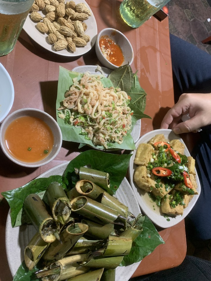Mang bếp đi du lịch: Tại sao không thưởng thức ẩm thực địa phương? - Ảnh 1.