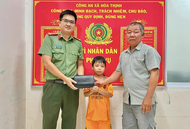 Trả lại túi đánh rơi học sinh nhận phần thưởng ngay lễ khai giảng - Ảnh 2.