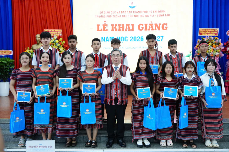 Bí thư Trần Lưu Quang, chủ tịch Nguyễn Văn Được dự lễ khai giảng tại Trường THPT Trần Khai Nguyên - Ảnh 8.