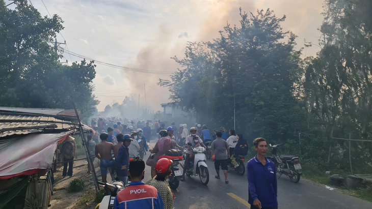 Cháy nhà yến ven quốc lộ 30, giao thông tê liệt - Ảnh 1.