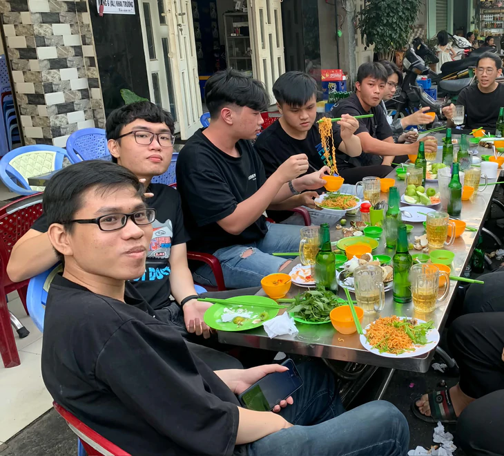 Tại sao cứ tiệc tùng là chĩa máy chụp hình, quay phim mà không hỏi ý kiến người khác? - Ảnh 3.