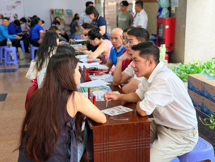 Sinh viên, thanh niên TP.HCM săn việc, tìm cơ hội thực tập và lập nghiệp - Ảnh 2.