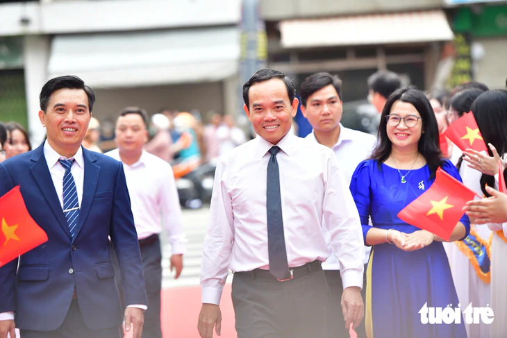 Bí thư Trần Lưu Quang, chủ tịch Nguyễn Văn Được dự lễ khai giảng tại Trường THPT Trần Khai Nguyên - Ảnh 1.