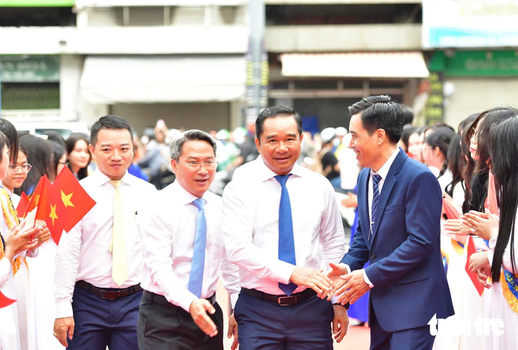 Bí thư Trần Lưu Quang, chủ tịch Nguyễn Văn Được dự lễ khai giảng tại Trường THPT Trần Khai Nguyên - Ảnh 2.