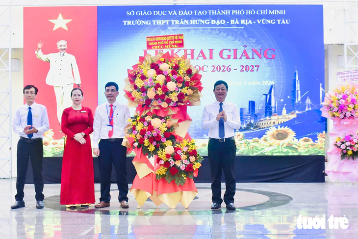 Bí thư Trần Lưu Quang, chủ tịch Nguyễn Văn Được dự lễ khai giảng tại Trường THPT Trần Khai Nguyên - Ảnh 6.