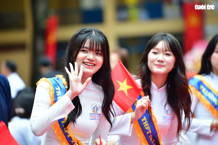 Bí thư Trần Lưu Quang, chủ tịch Nguyễn Văn Được dự lễ khai giảng tại Trường THPT Trần Khai Nguyên - Ảnh 12.