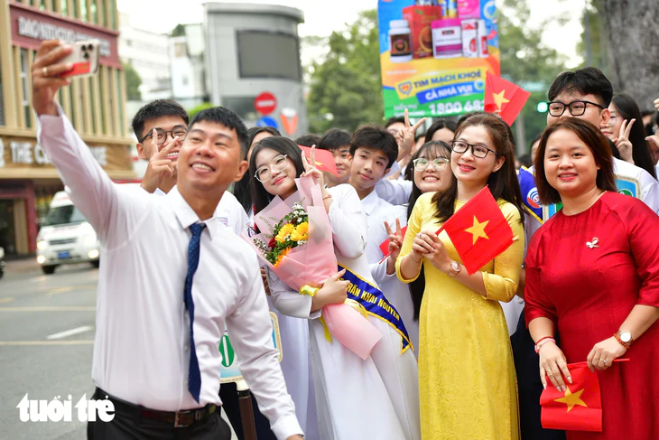 Bí thư Trần Lưu Quang, chủ tịch Nguyễn Văn Được dự lễ khai giảng tại Trường THPT Trần Khai Nguyên - Ảnh 13.