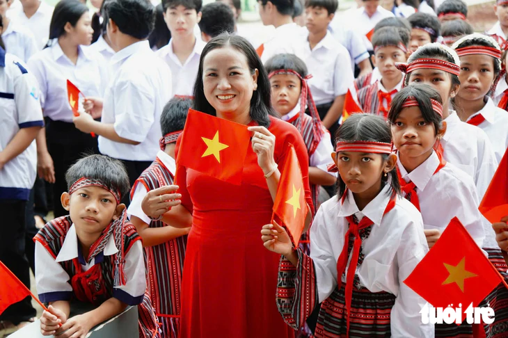 Bí thư Trần Lưu Quang, chủ tịch Nguyễn Văn Được dự lễ khai giảng tại Trường THPT Trần Khai Nguyên - Ảnh 16.