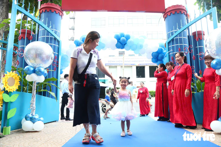 Bí thư Trần Lưu Quang, chủ tịch Nguyễn Văn Được dự lễ khai giảng tại Trường THPT Trần Khai Nguyên - Ảnh 17.