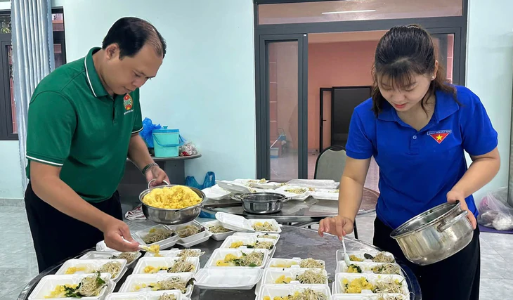 Trao Suất ăn yêu thương và khám sức khỏe miễn phí cho người dân tại TP . HCM - Ảnh 1.