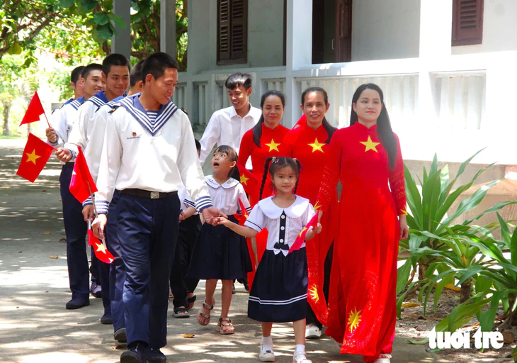 Trường Sa rộn ràng ngày khai giảng năm học mới - Ảnh 1.