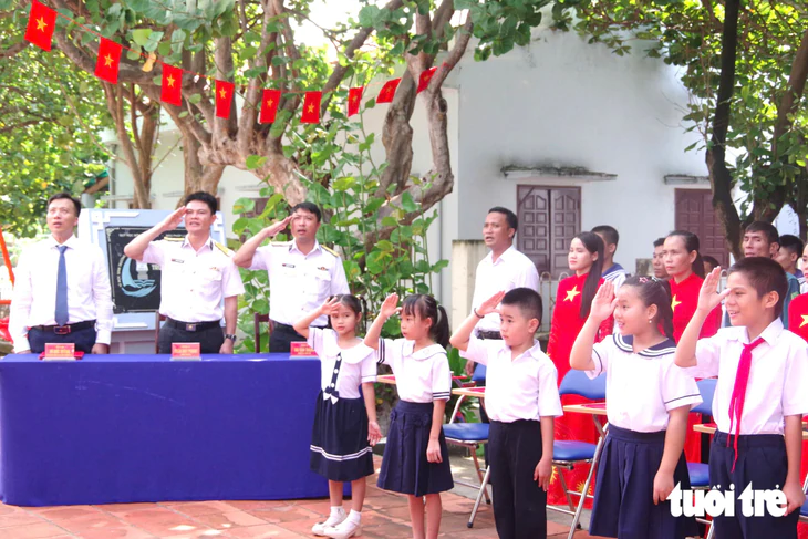 Trường Sa rộn ràng ngày khai giảng năm học mới - Ảnh 2.
