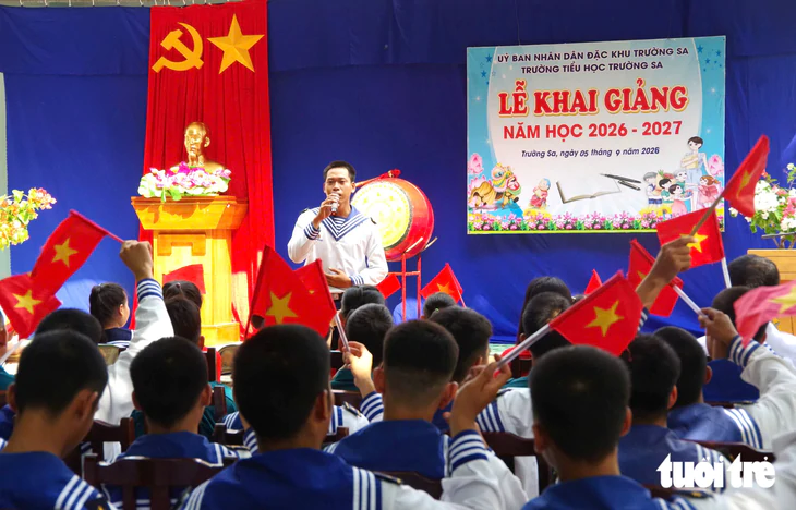 Trường Sa rộn ràng ngày khai giảng năm học mới - Ảnh 3.