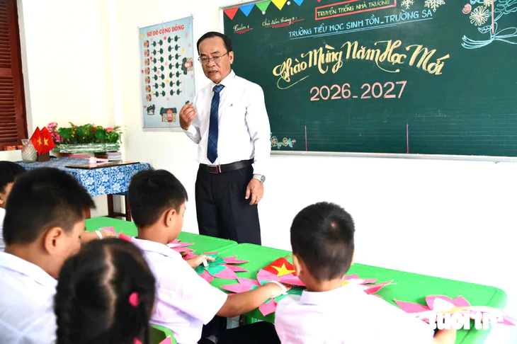 Trường Sa rộn ràng ngày khai giảng năm học mới - Ảnh 4.