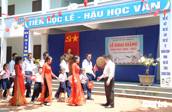 Trường Sa rộn ràng ngày khai giảng năm học mới - Ảnh 5.