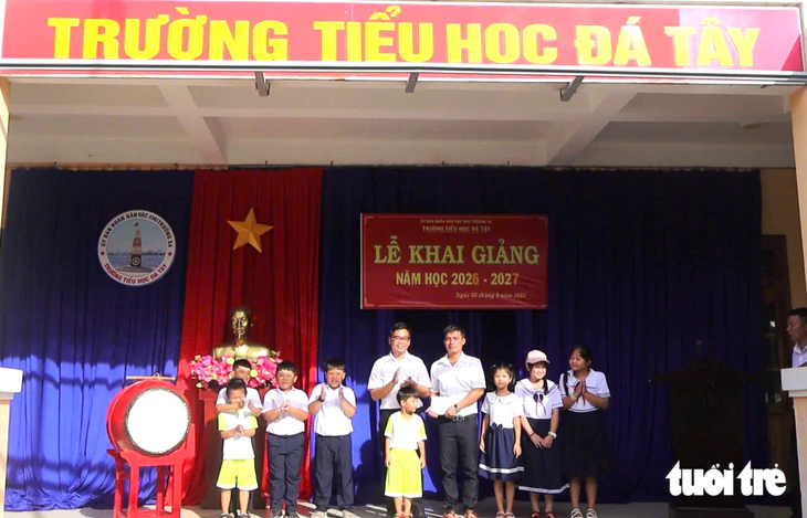Trường Sa rộn ràng ngày khai giảng năm học mới - Ảnh 6.