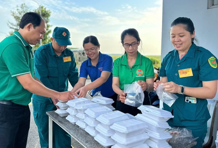 Trao Suất ăn yêu thương và khám sức khỏe miễn phí cho người dân tại TP . HCM - Ảnh 3.