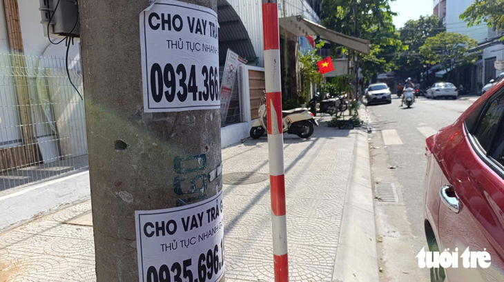 Đà Nẵng giao công an trích xuất camera, truy tìm người dán quảng cáo, rao vặt sai quy định - Ảnh 1.