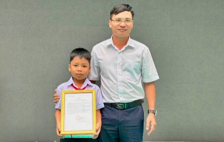 Trả lại túi đánh rơi học sinh nhận phần thưởng ngay lễ khai giảng - Ảnh 1.