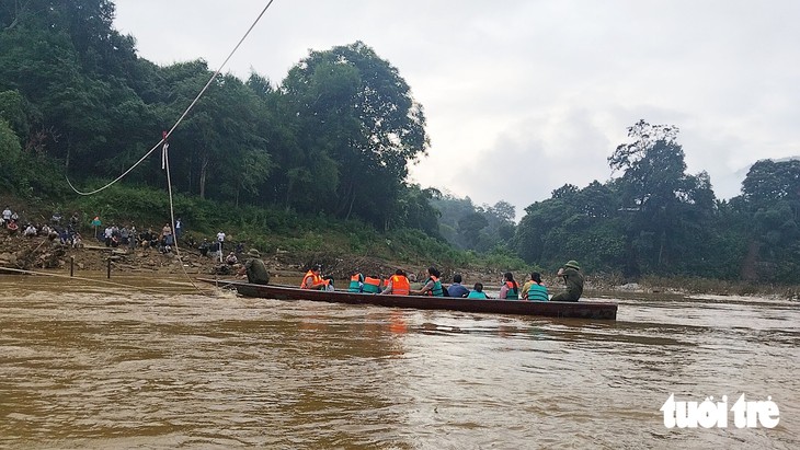 Bộ đội dùng thuyền chở học sinh qua sông dự ngày khai trường - Ảnh 1.