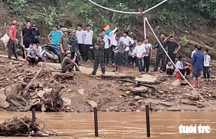 Bộ đội dùng thuyền chở học sinh qua sông dự ngày khai trường - Ảnh 3.
