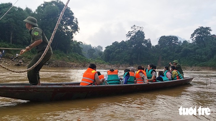 Bộ đội dùng thuyền chở học sinh qua sông dự ngày khai trường - Ảnh 4.