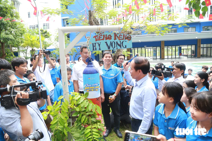 Dự khai giảng ở Trường Hy Vọng, Phó thủ tướng xúc động: ‘Qua giông bão, mong các cháu mạnh mẽ hơn’ - Ảnh 1.