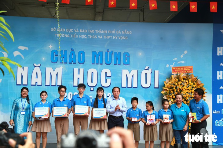 Dự khai giảng ở Trường Hy Vọng, Phó thủ tướng xúc động: ‘Qua giông bão, mong các cháu mạnh mẽ hơn’ - Ảnh 2.