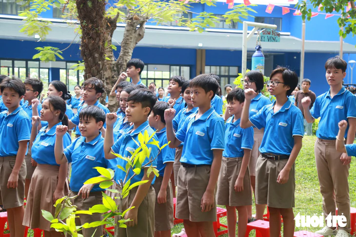 Dự khai giảng ở Trường Hy Vọng, Phó thủ tướng xúc động: ‘Qua giông bão, mong các cháu mạnh mẽ hơn’ - Ảnh 3.