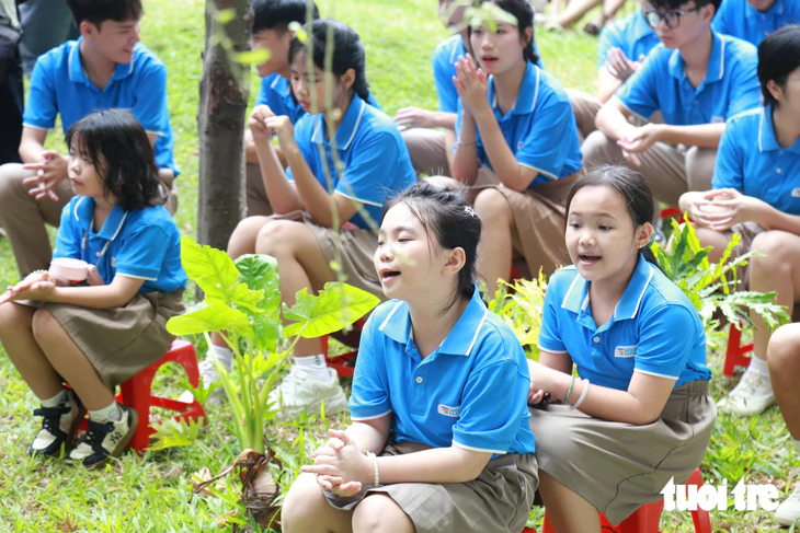 Dự khai giảng ở Trường Hy Vọng, Phó thủ tướng xúc động: ‘Qua giông bão, mong các cháu mạnh mẽ hơn’ - Ảnh 4.