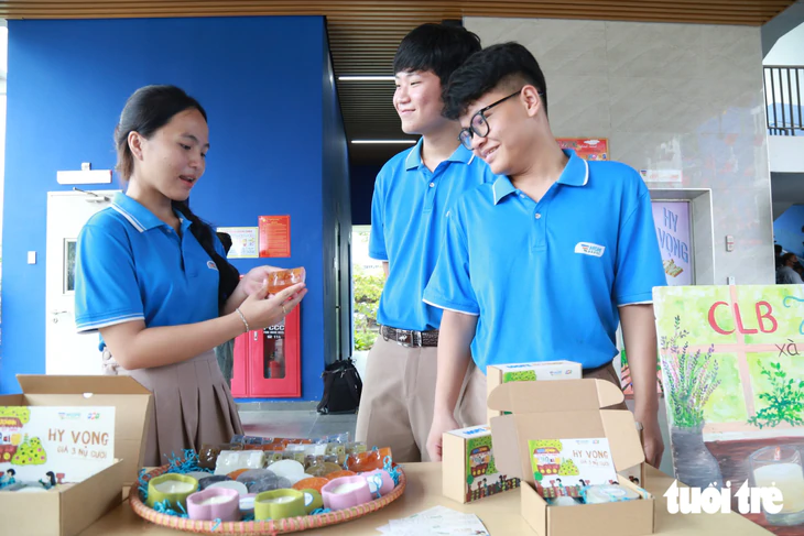 Dự khai giảng ở Trường Hy Vọng, Phó thủ tướng xúc động: ‘Qua giông bão, mong các cháu mạnh mẽ hơn’ - Ảnh 8.