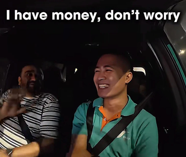 Du khách Ấn Độ bước lên xe taxi nói 'I have money', cả tài xế lẫn khách đều bật cười - Ảnh 1.