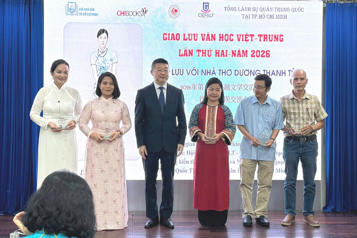Nhà thơ Dương Thanh Từ giao lưu thơ ca và nghệ thuật tử sa tại TP.HCM - Ảnh 2.