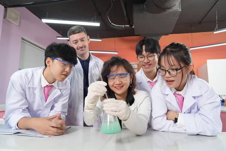 Lễ Khai giảng năm học 2026 - 2027 tại TH School: Một thập kỷ 'không ngừng vươn xa' - Ảnh 2.