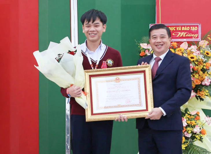 Nam sinh Đà Lạt nhận Huân chương Lao động của Chủ tịch nước - Ảnh 1.