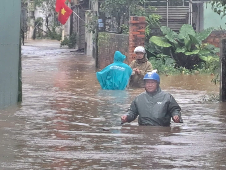 Chủ tịch tỉnh Gia Lai kiểm tra xử lý khu vực sơ tán dân khẩn cấp do mưa lớn - Ảnh 3.