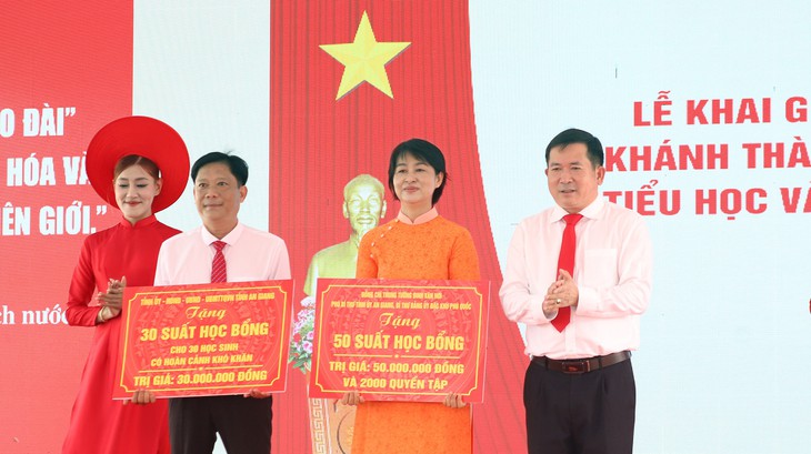 Ông Đinh Văn Nơi tặng 50 triệu đồng và 2.000 quyển tập cho học sinh khó khăn - Ảnh 2.