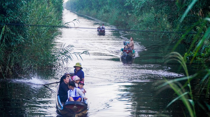 Khai giảng năm học mới ở trường tiểu học bìa rừng U Minh Hạ - Ảnh 1.