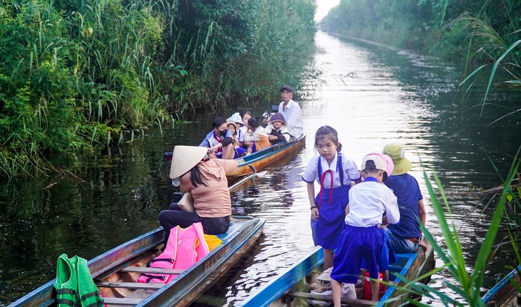 Khai giảng năm học mới ở trường tiểu học bìa rừng U Minh Hạ - Ảnh 2.
