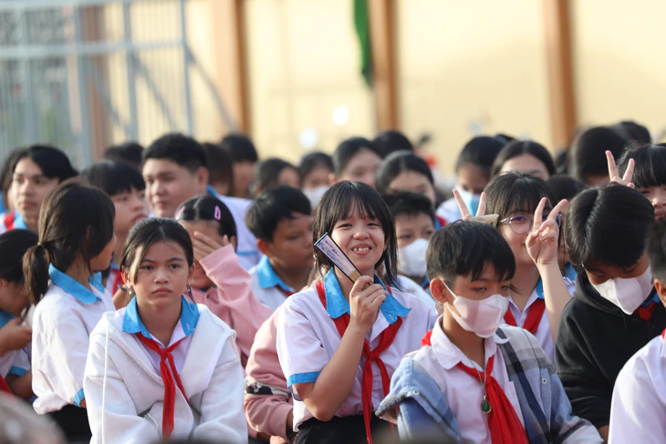 Ông Đinh Văn Nơi tặng 50 triệu đồng và 2.000 quyển tập cho học sinh khó khăn - Ảnh 7.