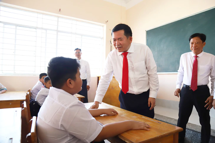 Ông Đinh Văn Nơi tặng 50 triệu đồng và 2.000 quyển tập cho học sinh khó khăn - Ảnh 6.