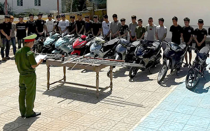 Khởi tố 2 nghi phạm cầm đao lao vào quán hải sản truy sát đối thủ - Ảnh 2.