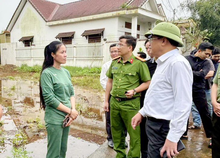 Chủ tịch tỉnh Gia Lai kiểm tra xử lý khu vực sơ tán dân khẩn cấp do mưa lớn - Ảnh 2.