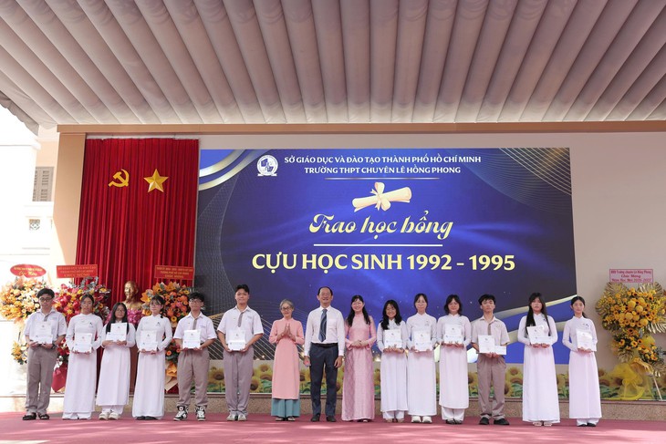 Lễ khai giảng ở ngôi trường TP.HCM có số học sinh giỏi Quốc gia cao nhất nước, hơn 40 học sinh tuyển thẳng vào đại học   - Ảnh 7.