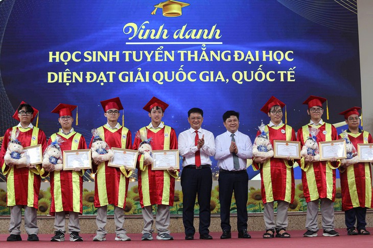 Lễ khai giảng ở ngôi trường TP.HCM có số học sinh giỏi Quốc gia cao nhất nước, hơn 40 học sinh tuyển thẳng vào đại học   - Ảnh 1.